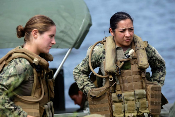 Woman becomes US Navy's first female SEAL candidate Woman becomes US Navy's first female SEAL candidate
