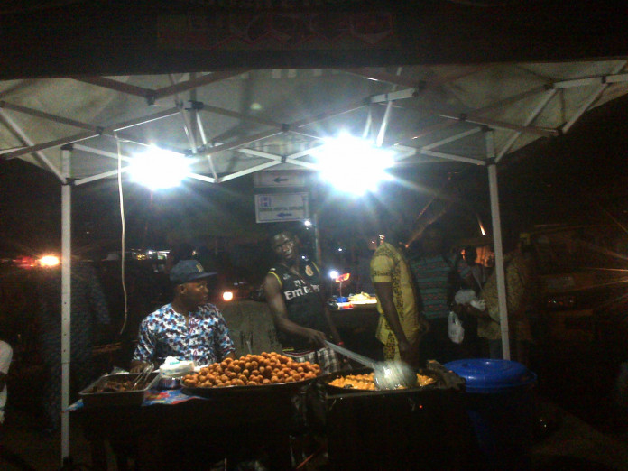 Thriving fast food business under Ojuelegba bridge Thriving fast food business under Ojuelegba bridge