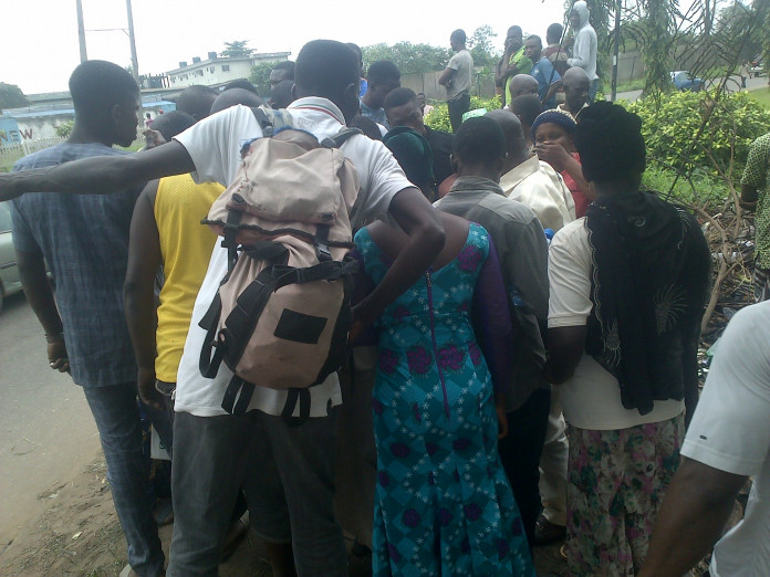 People waiting for more to come out SPECIAL REPORT: Lagos Residents Vow to Kill All Suspected Kidnappers
