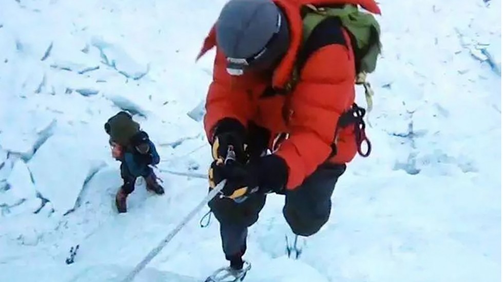 Foreign Titbits: Chinese Climber, 69, crippled on Everest, finally makes history