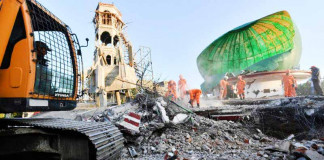 Foreign Titbits: Lombok quake: Rescuers search collapsed mosque for survivors