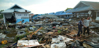 Foreign Titbits: Indonesia tsunami: Rescuers dig through rubble for survivors