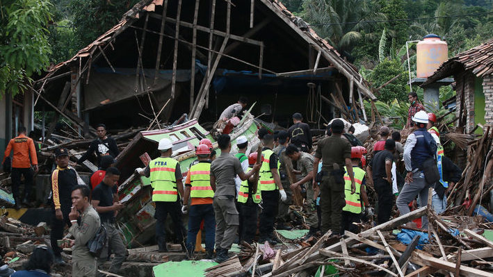 Indonesia tsunami: Fears of new wave as Anak Krakatau volcano seethes