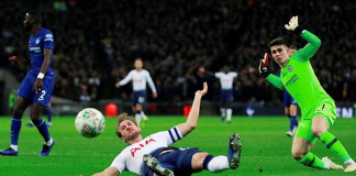 Kane penalty kick gives Tottenham edge over Chelsea in League Cup