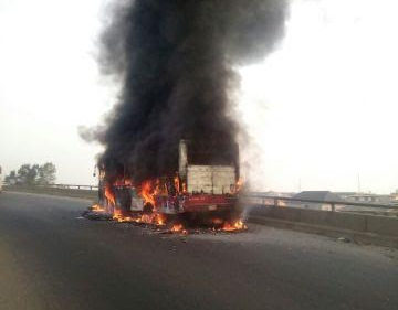 BRT BUS GOES UP IN FLAMES ON LAGOS BRIDGE