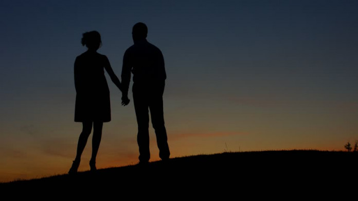 Silhouette-of-two-people-holding-hands-TNE
