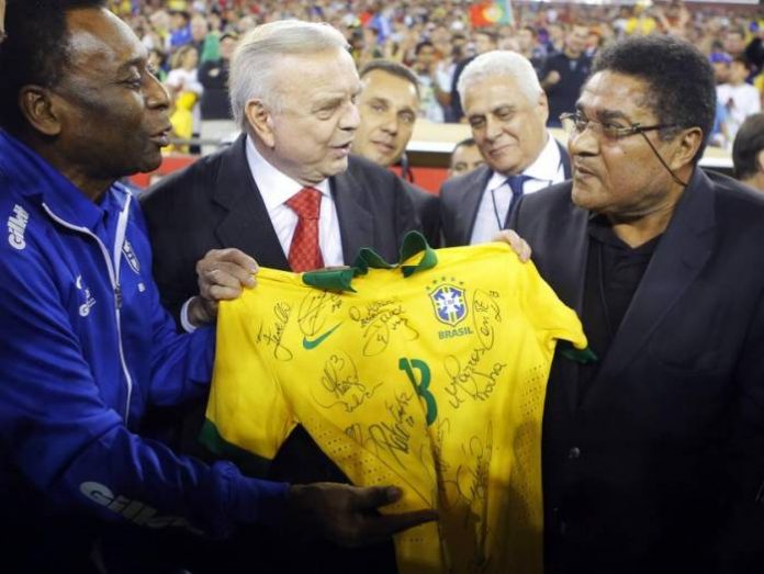 pele's last brazil jersey sells for e30000 in italy Pele’s Last Brazil Jersey Sells For €30,000 In Italy