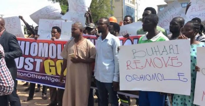 images-14 Protesters Storm APC Headquarters, Demand Oshiomhole’s Sack
