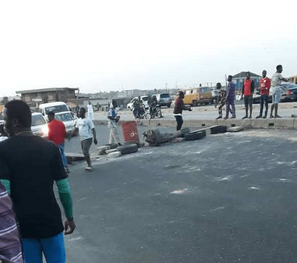 LockDown: Police Block Lagos-Ibadan Expressway As Youths Turn Streets To Football Fields