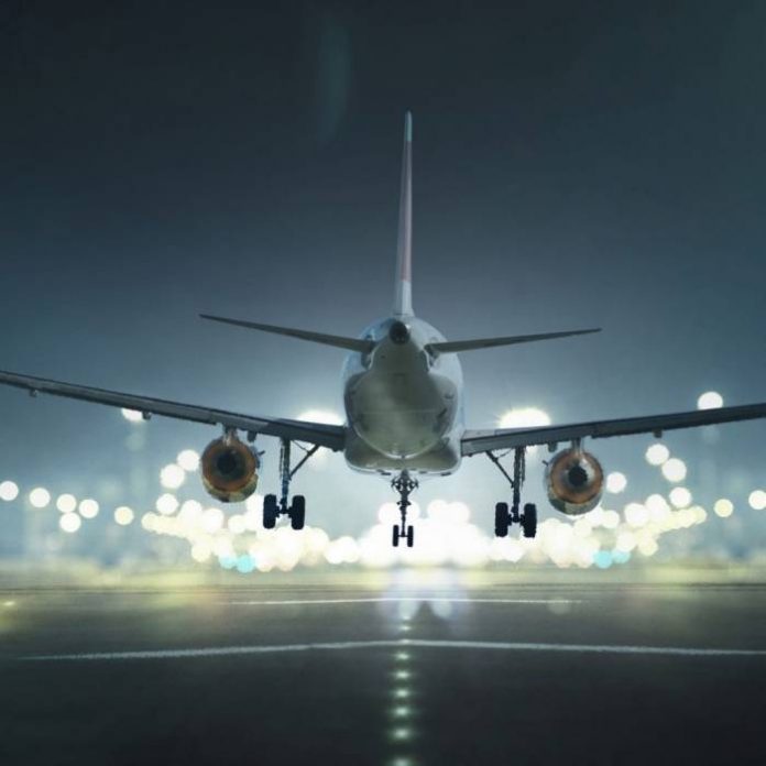 Airplane-landing-in-the-night
