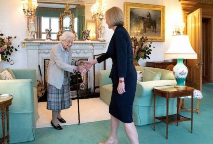 The-Queen-and-Truss-768x519