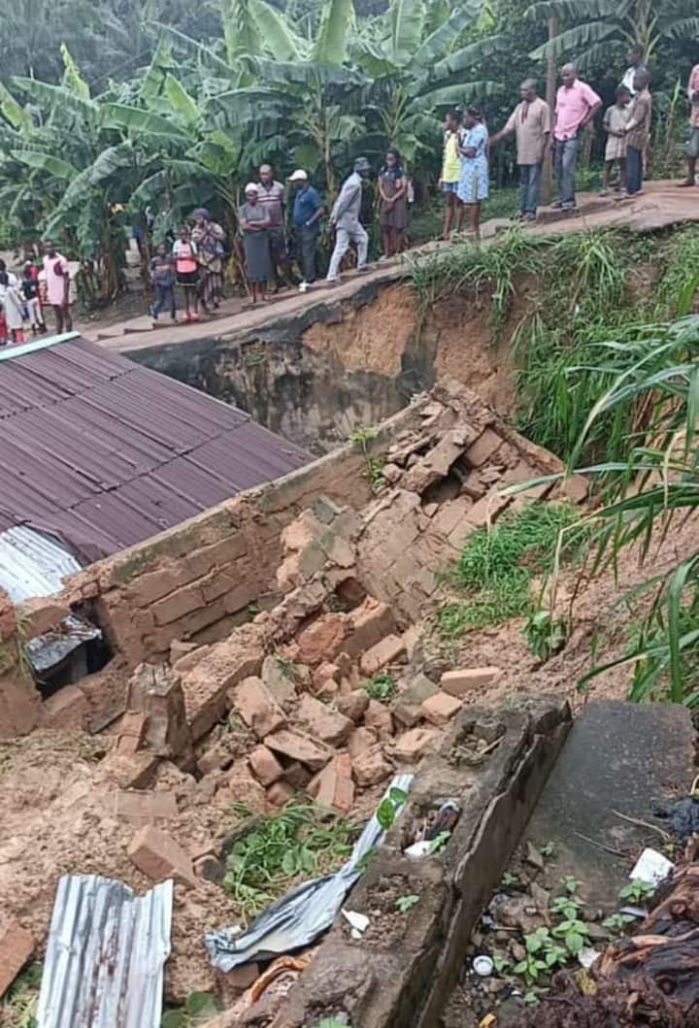 4 Siblings Die In Building Collapse In Enugu