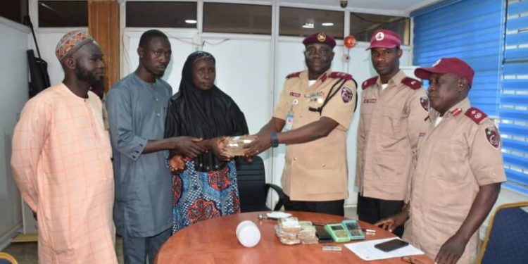 Alt="FRSC Hands Over N1m Recovered From Accident Scene To Victim’s Family"